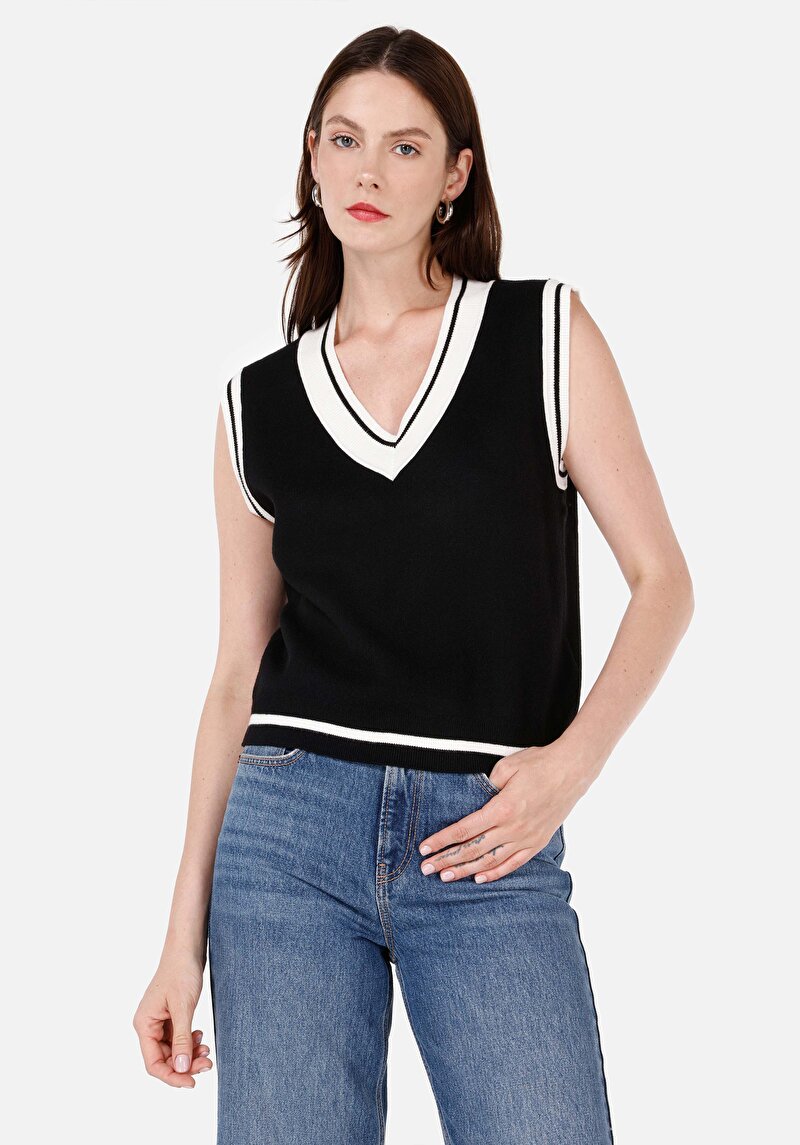 Изображение Женский чёрный свитер стандартного кроя, с v-образным вырезом