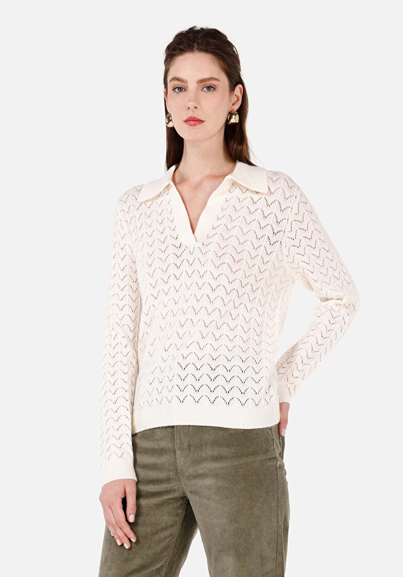 Изображение Женский белый свитер стандартного кроя, с v-образным вырезом