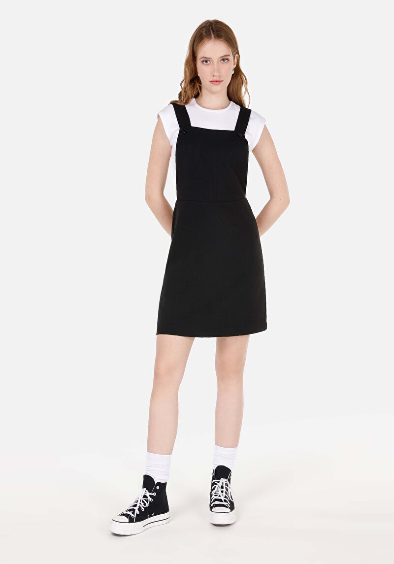 Изображение Женское черное платье стандартного кроя