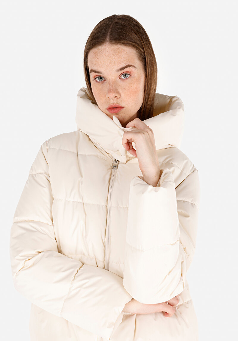 Показать информацию о Женское белое пальто с капюшоном на молнии