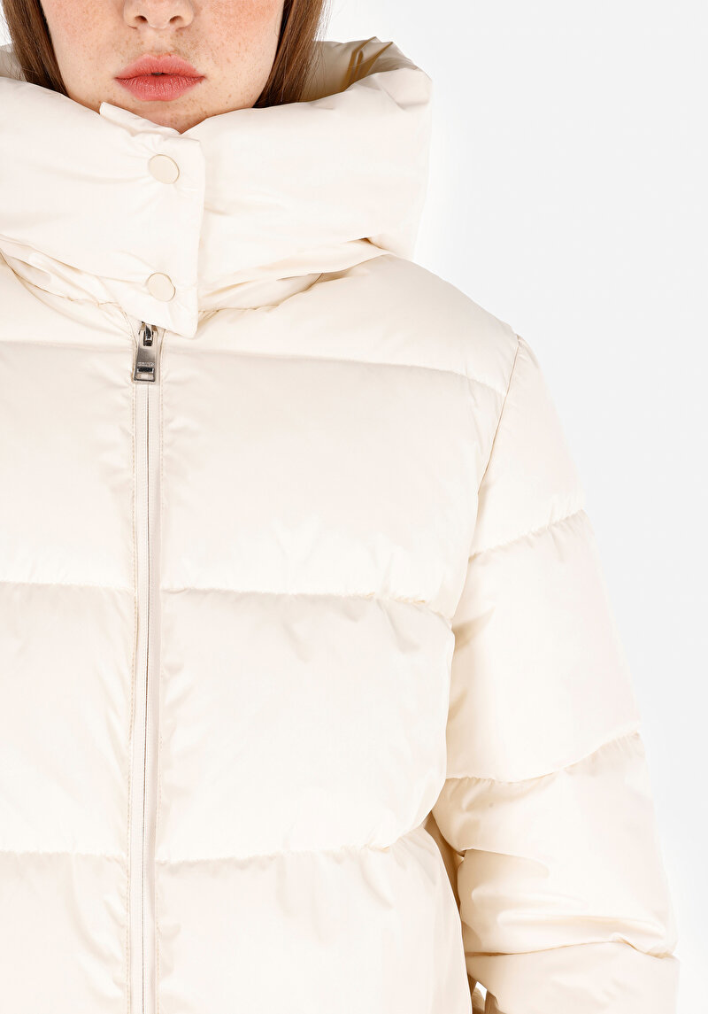 Показать информацию о Женское белое пальто с капюшоном на молнии