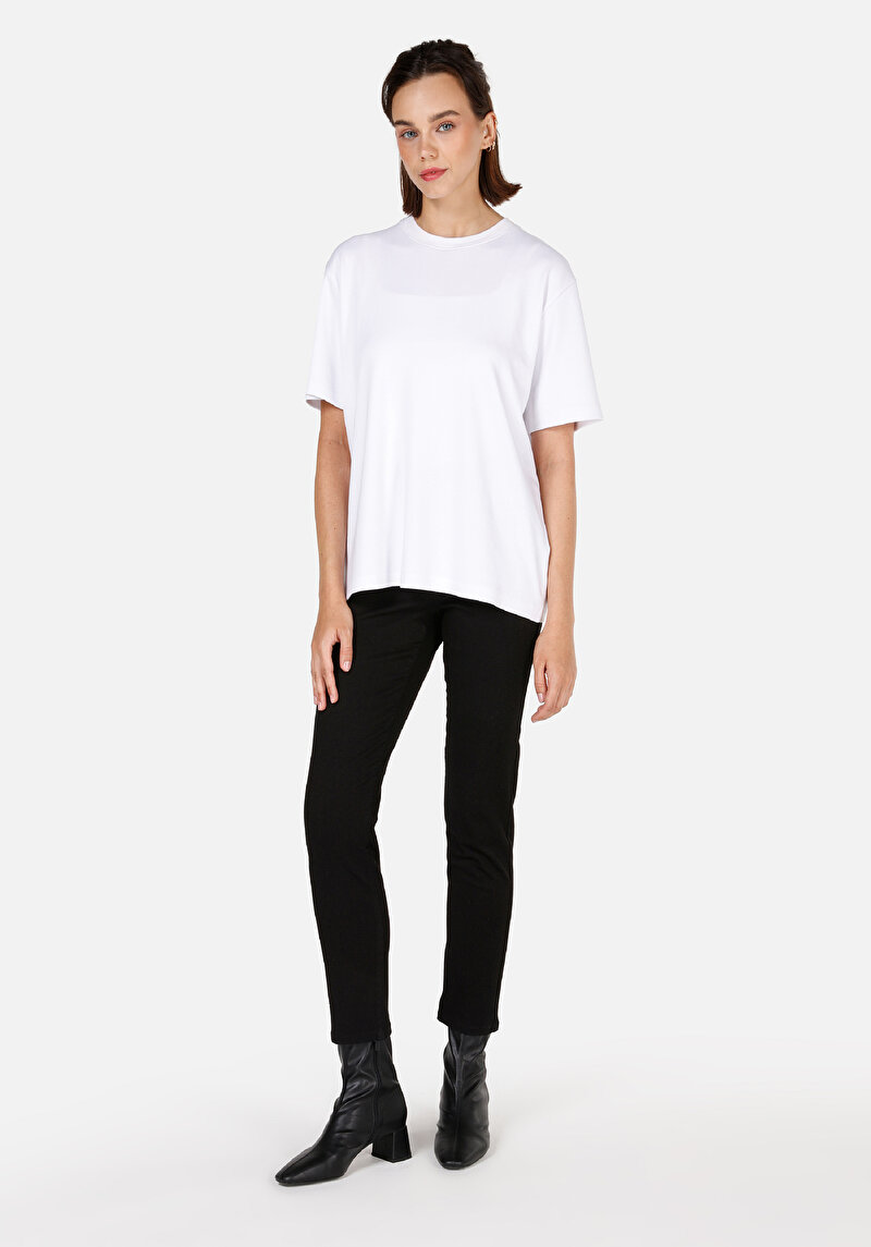 Изображение Женские чёрные джинсы прямого кроя со средней посадкой и приталенным силуэтом