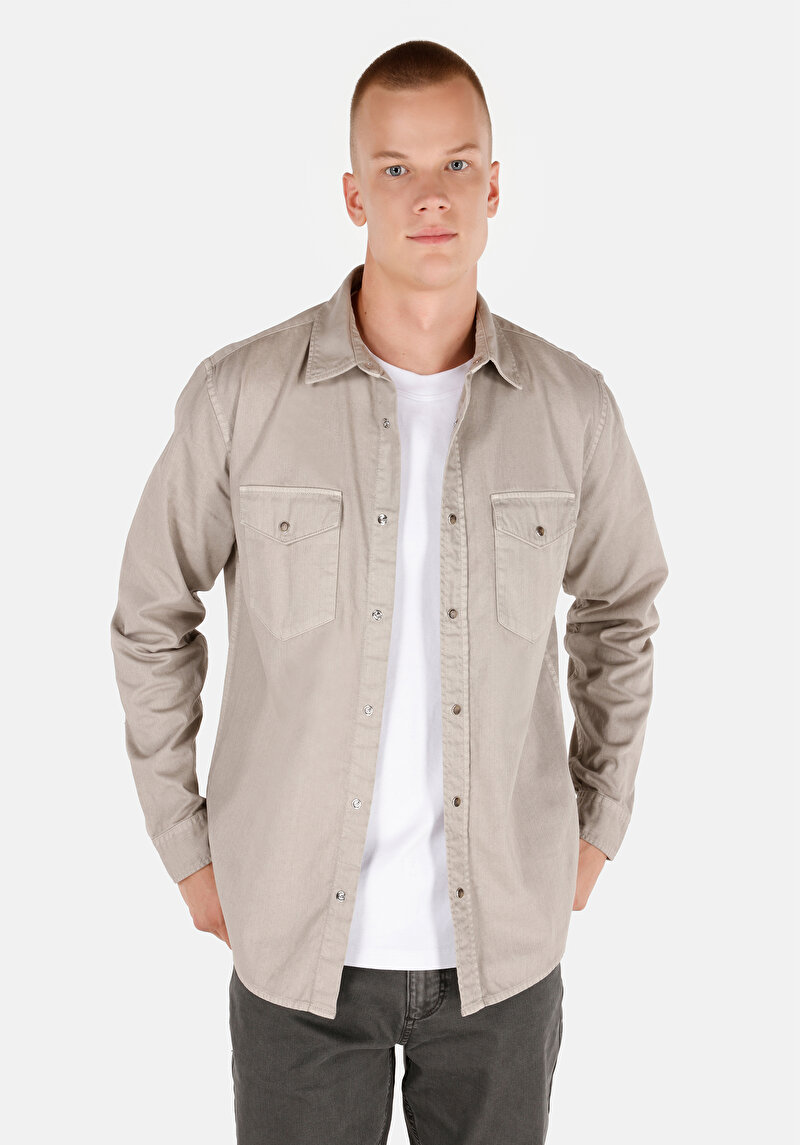 Изображение Мужская рубашка прямого кроя с классическим воротником и длинными рукавами