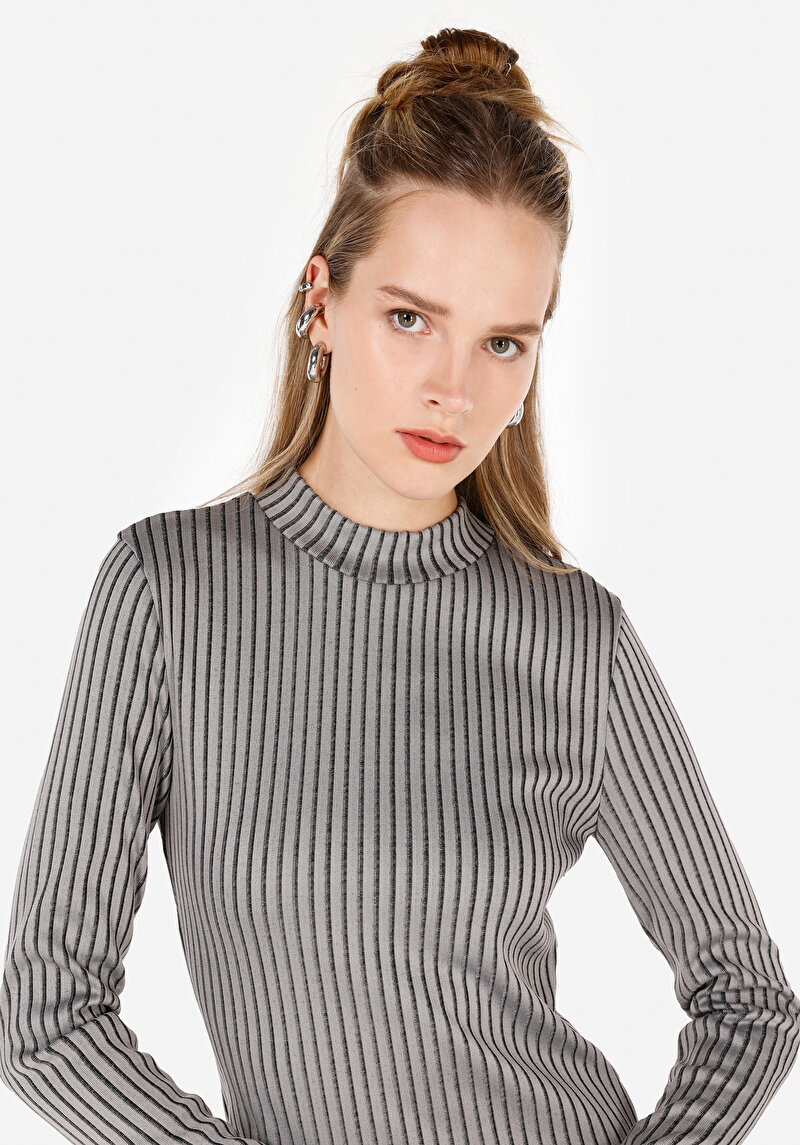 Показать информацию о Платье женское серое с длинными рукавами облегающее