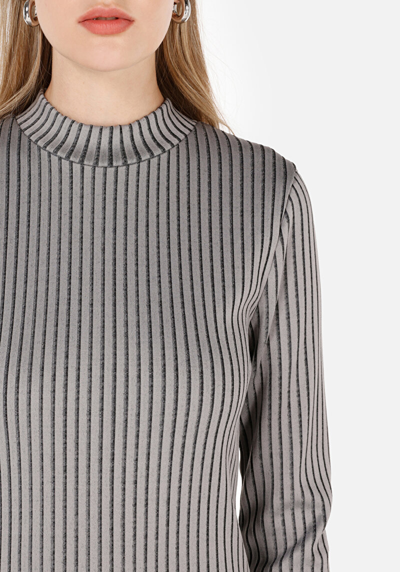 Показать информацию о Платье женское серое с длинными рукавами облегающее