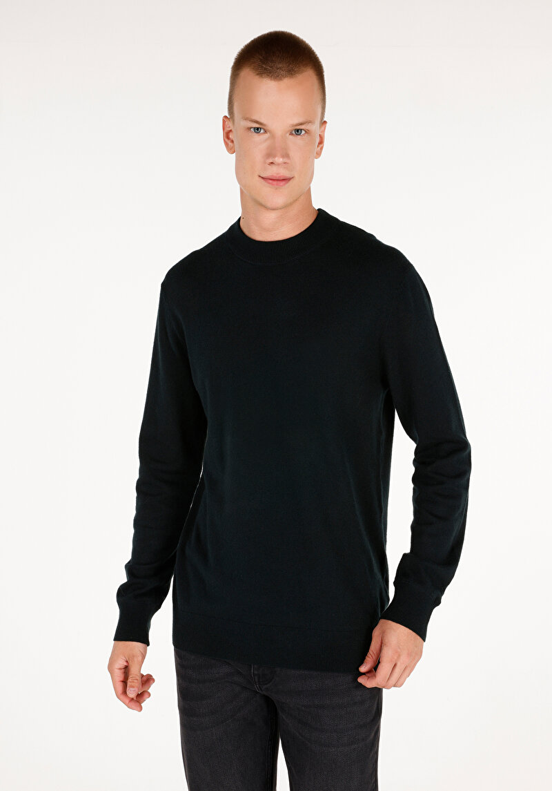 Изображение Мужской зелёный жаккардовый свитер стандартного кроя с круглым вырезом