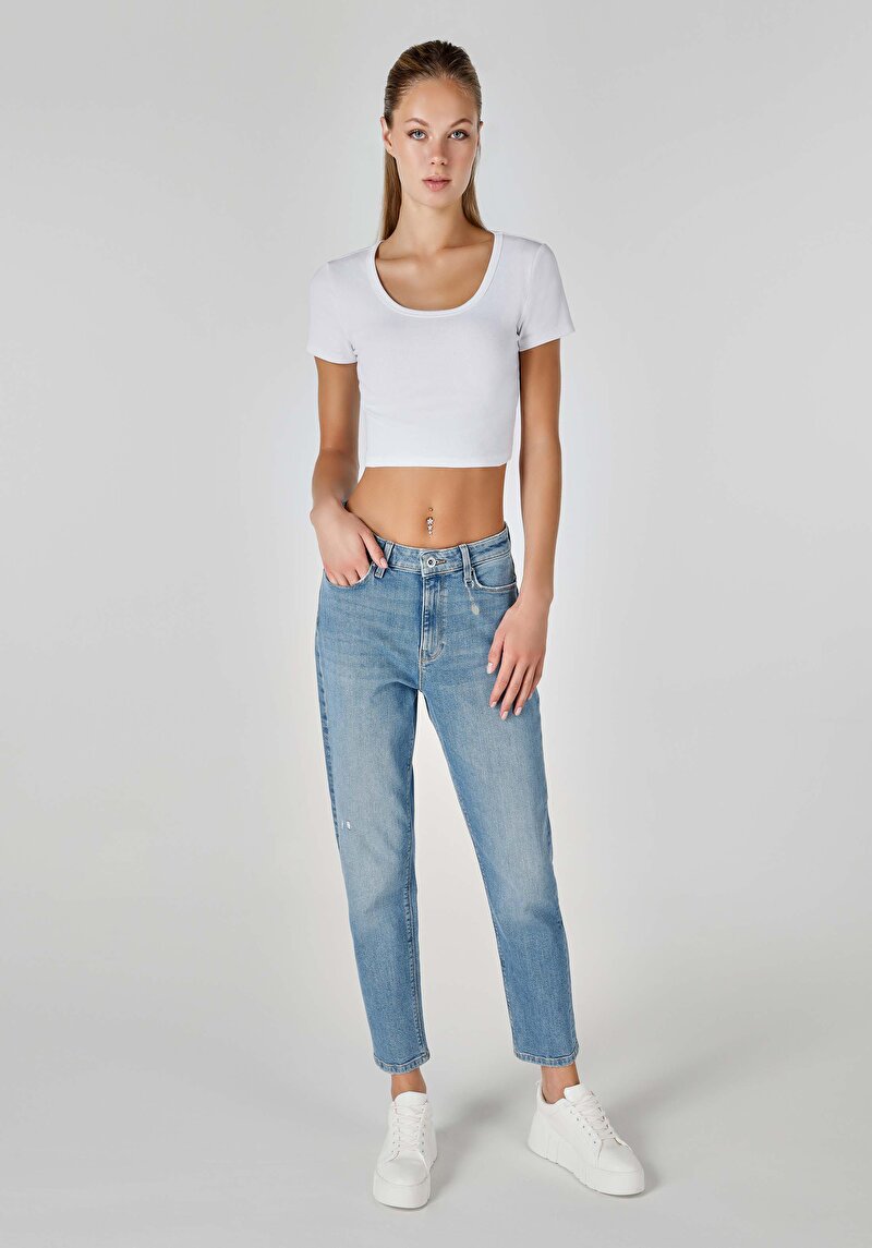 Изображение Женские джинсы цвета индиго mom fit с высокой посадкой и зауженными штанинами