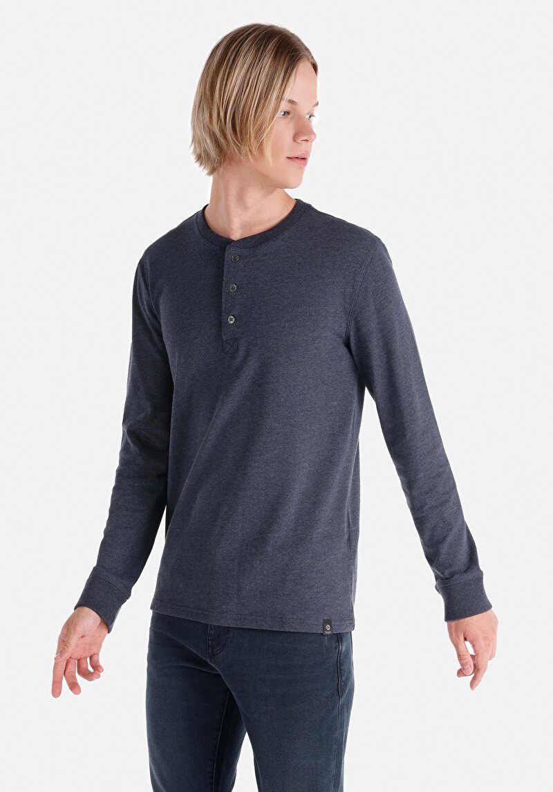 Изображение Мужская тёмно-синяя футболка узкого кроя с воротником на пуговицах и длинным рукавом