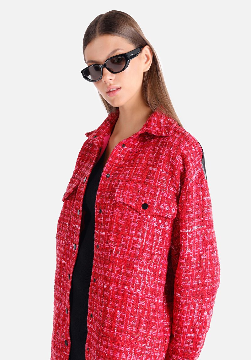 Изображение Женская красная рубашка прямого кроя с вырезом и длинным рукавом