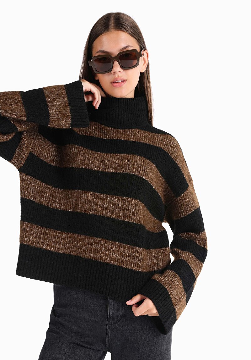 Изображение Женский коричневый свитер в полоску с полуворотником и обычным кроем
