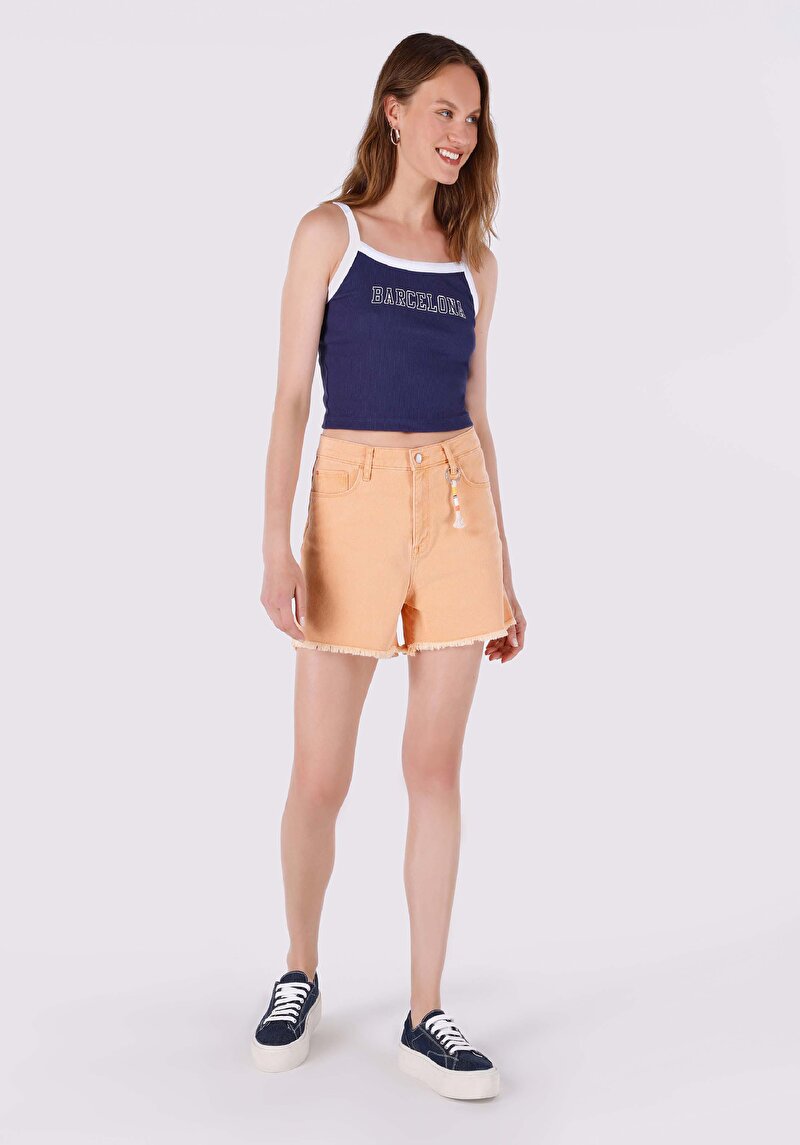 Изображение Женские джинсовые шорты светло-оранжевого цвета mom fit с завышенной талией и укорочённой длиной