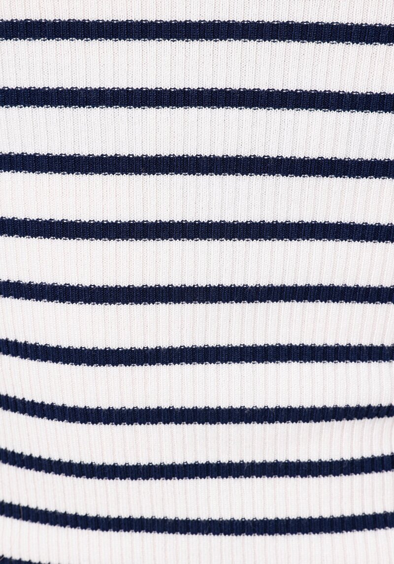 Показать информацию о Женский свитер