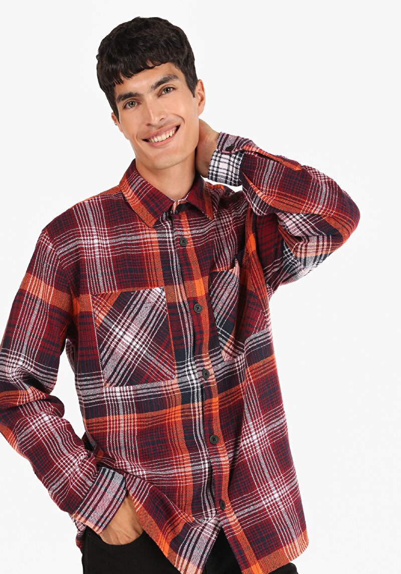Изображение Мужская красная рубашка свободного кроя в клетку с длинными рукавами