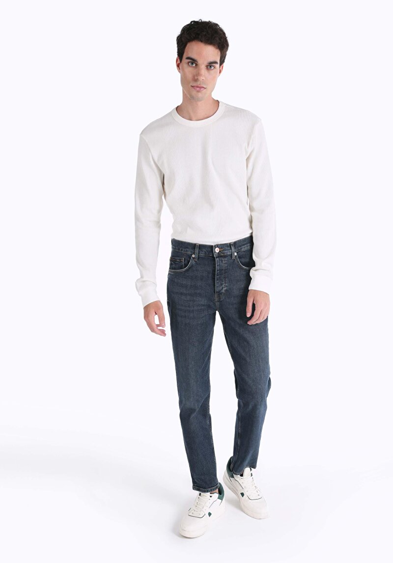 Изображение Мужские джинсы цвета тёмного индиго свободного прямого кроя средней посадки