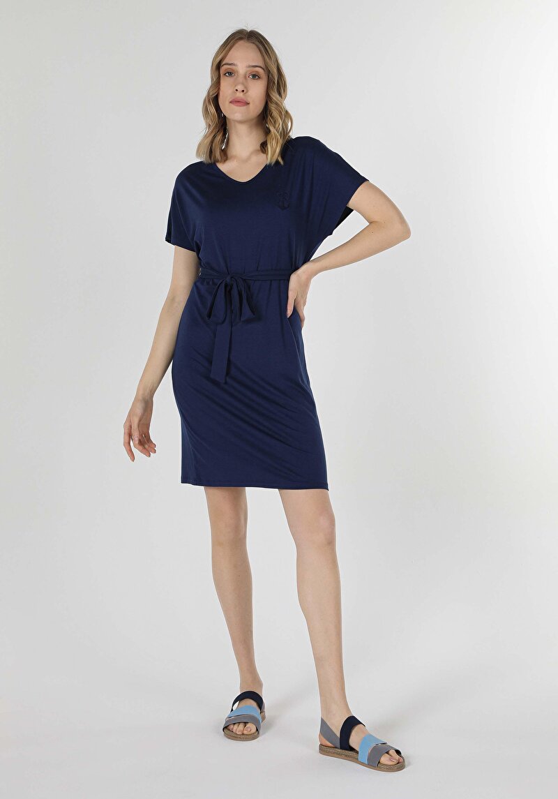 Изображение Женское темно-синее платье-летучая мышь стандартного кроя