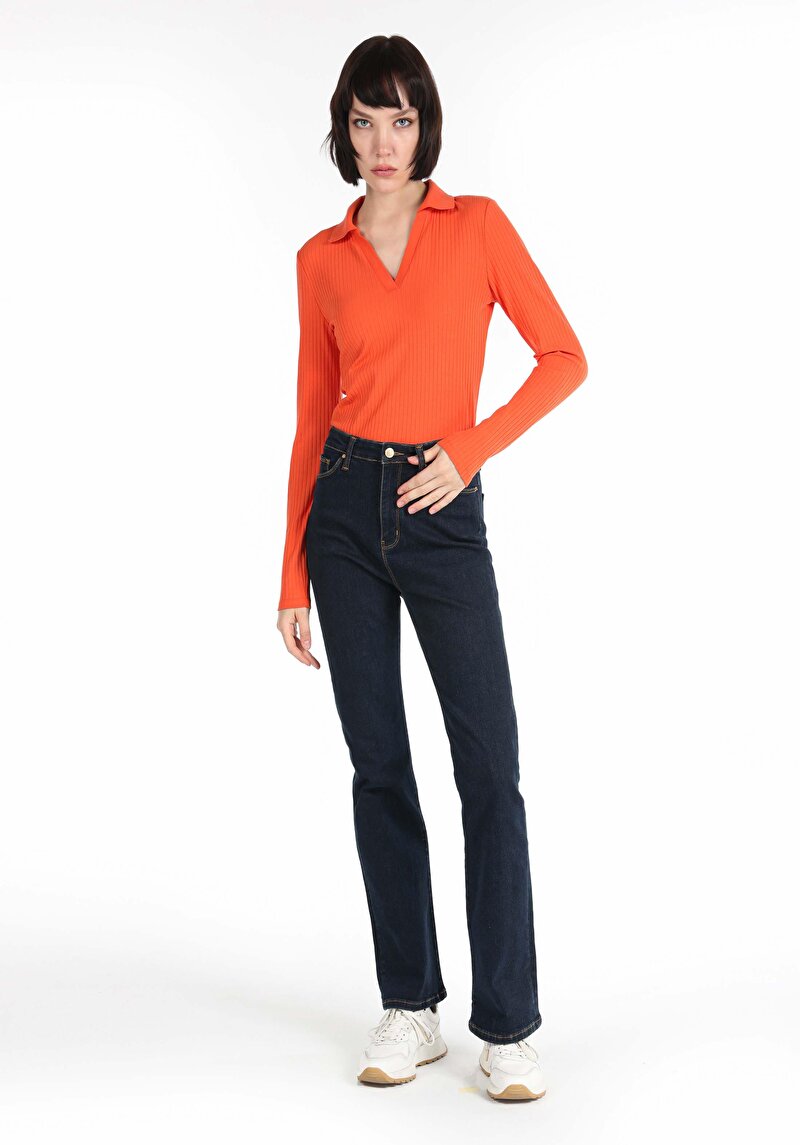 Изображение Женские джинсы цвета индиго стандартного кроя со средней посадкой