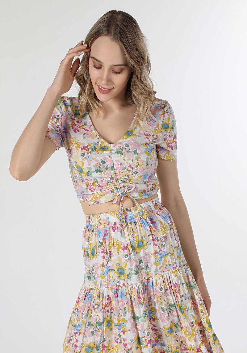 Изображение Женская рубашка приталенного кроя с v-образным вырезом, короткими рукавами и цветочным принтом slim fit