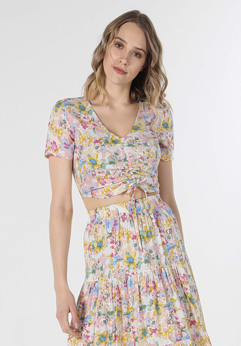 Показать информацию о Женская рубашка приталенного кроя с v-образным вырезом, короткими рукавами и цветочным принтом slim fit