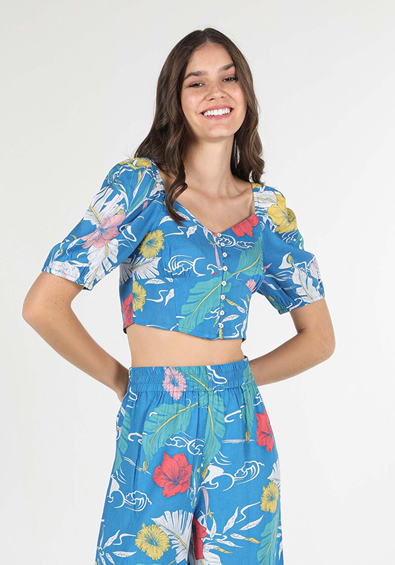 Изображение женская рубашка приталенного кроя с v-образным вырезом и принтом slim fit