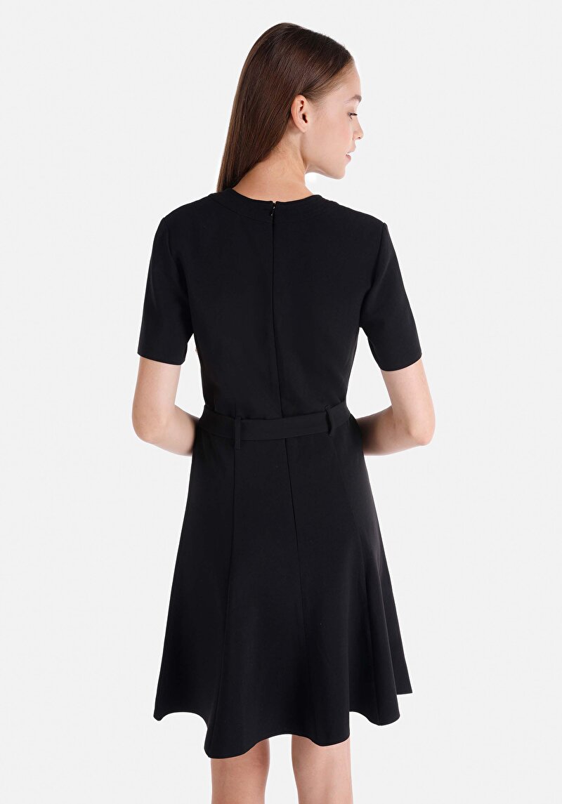 Показать информацию о Женское чёрное платье облегающего кроя с короткими рукавами