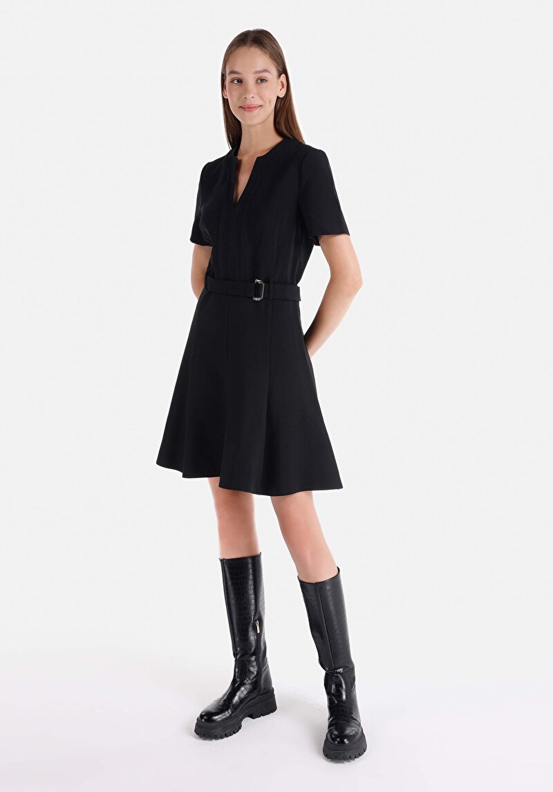 Показать информацию о Женское чёрное платье облегающего кроя с короткими рукавами