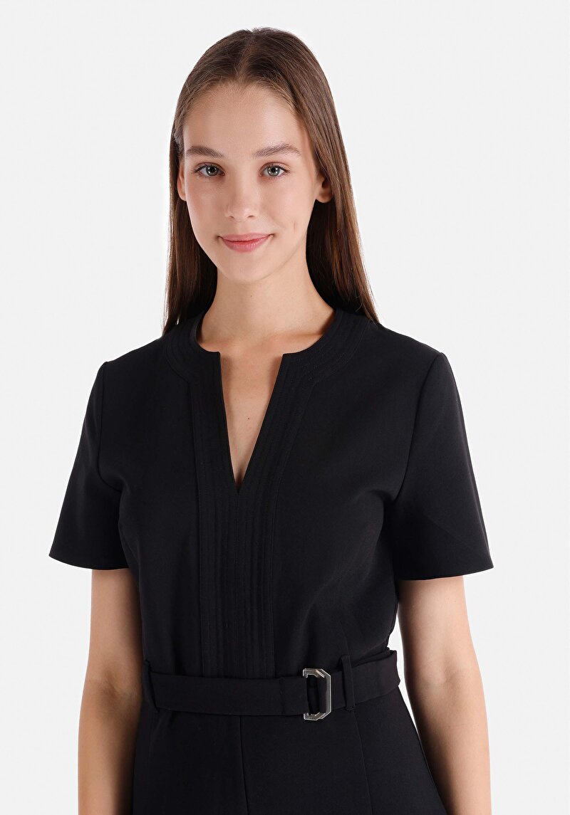 Показать информацию о Женское чёрное платье облегающего кроя с короткими рукавами