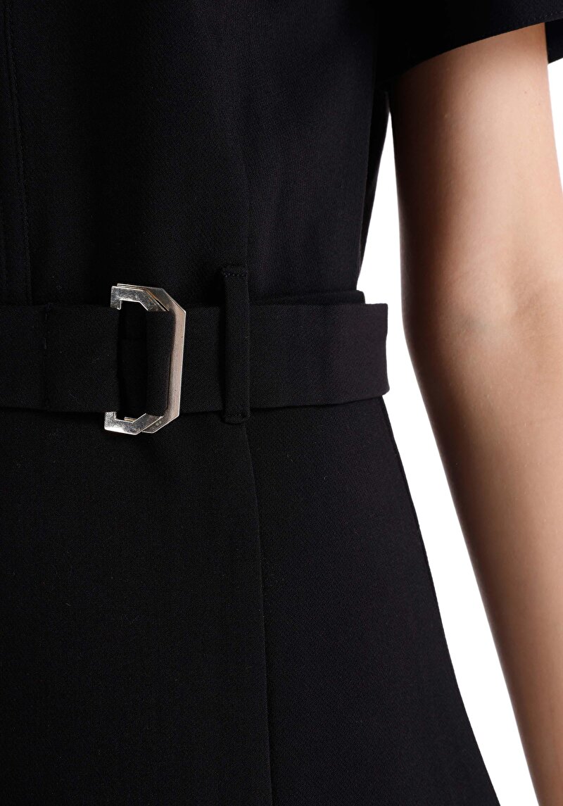 Показать информацию о Женское чёрное платье облегающего кроя с короткими рукавами