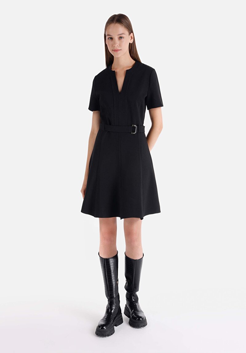 Показать информацию о Женское чёрное платье облегающего кроя с короткими рукавами