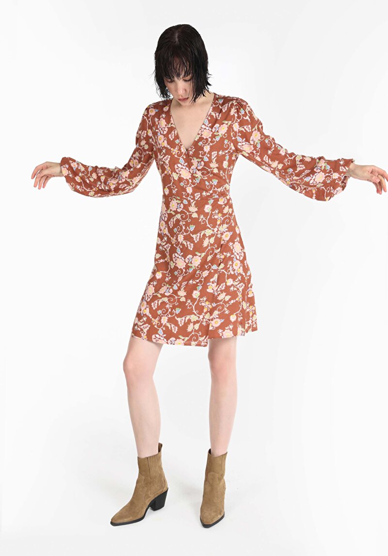 Изображение Женское платье приталенного кроя