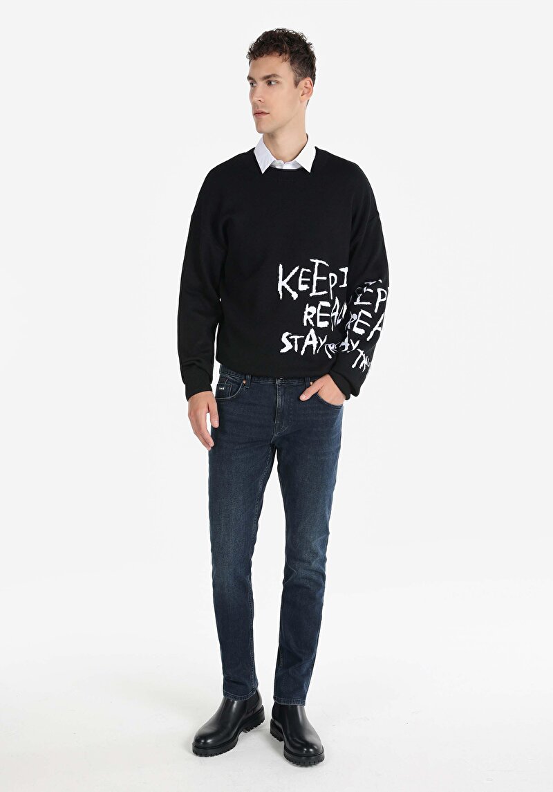 Изображение Мужские джинсы тёмно-синего цвета прямого кроя со средней талией