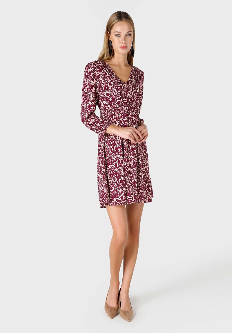 Изображение Женское бордовое платье стандартного кроя