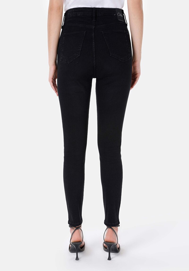 Показать информацию о Женские чёрные джинсы обтягивающего кроя