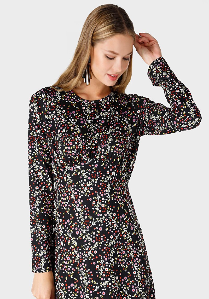 Изображение Женское разноцветное платье прямого кроя с длинным рукавом