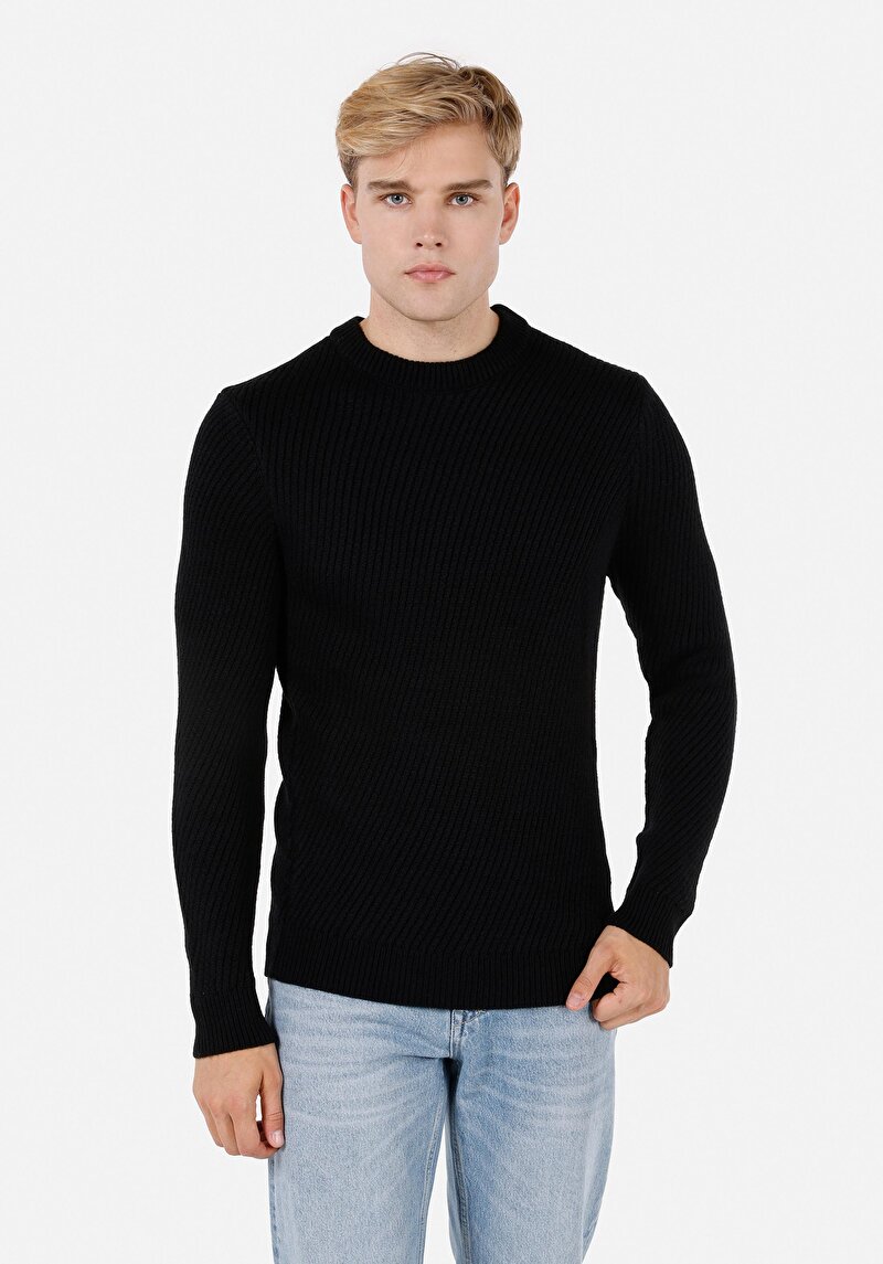 Изображение Мужской чёрный свитер с круглым вырезом, стандартного кроя
