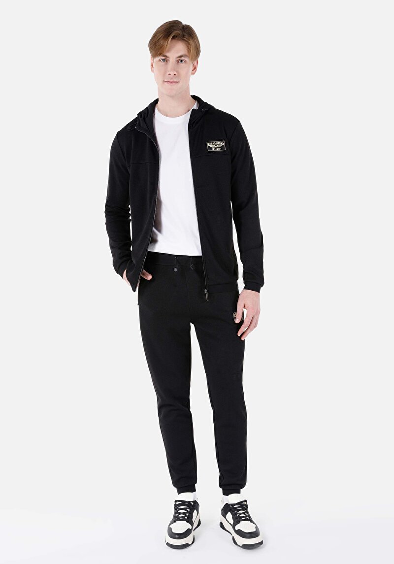 Изображение Мужские чёрные спортивные брюки приталенного кроя средней талии, прямого силуэта