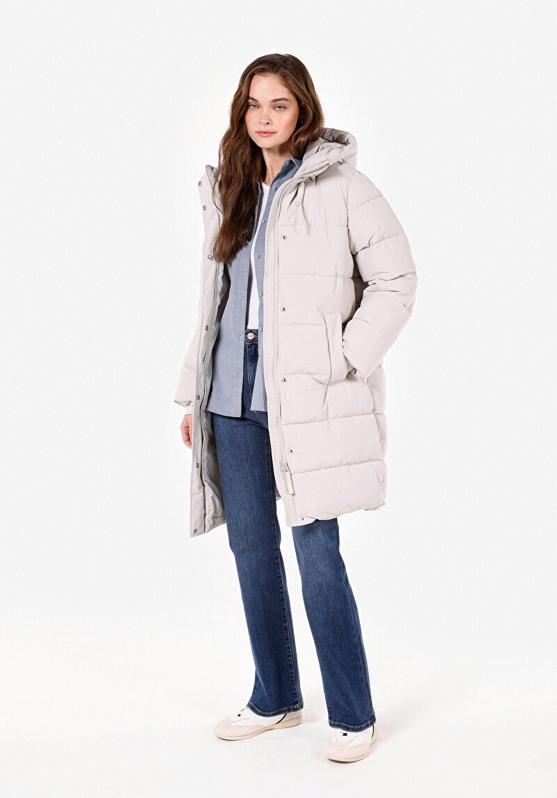 Изображение Женское бежевое водонепроницаемое пальто с капюшоном на кнопках