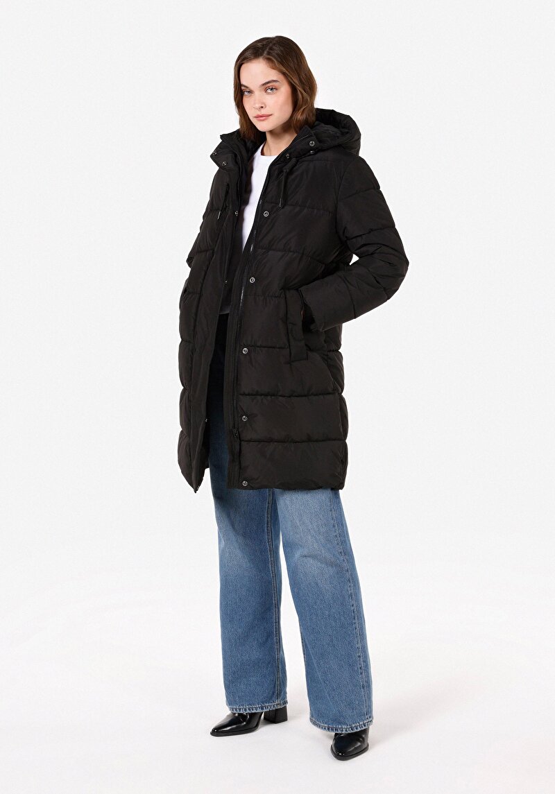 Изображение Женское чёрное водоотталкивающее пальто с капюшоном стандартного кроя с подкладкой на кнопках