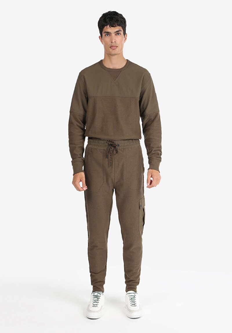 Изображение Мужские зелёные спортивные брюки прямого кроя со средней посадкой