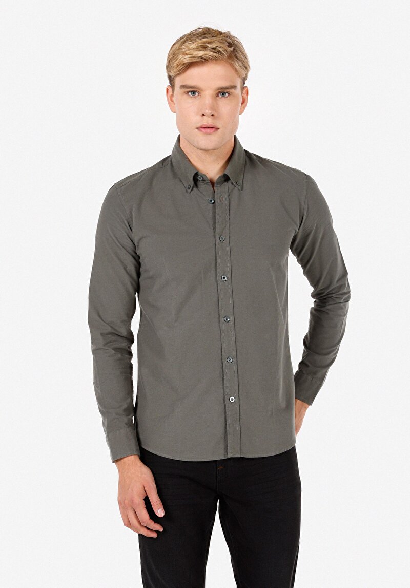 Изображение Мужская зелёная рубашка приталенная с воротником и длинными рукавами