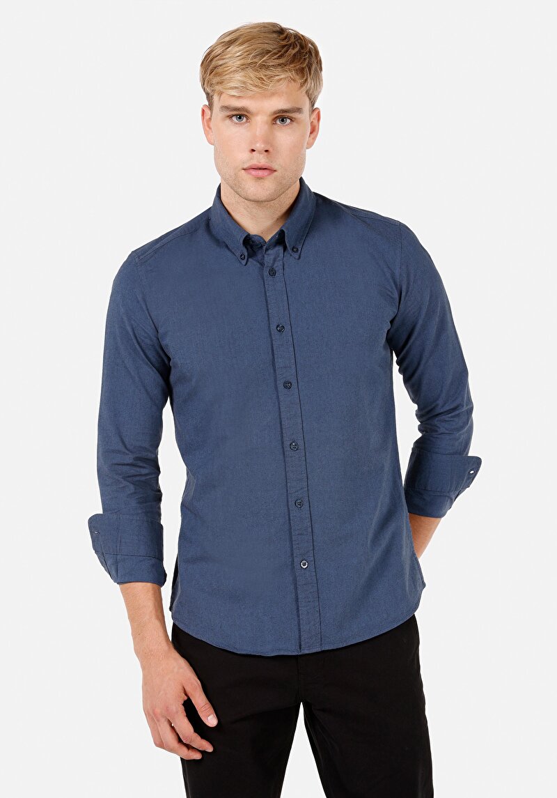 Изображение Мужская тёмно-синяя рубашка приталенная с воротником и длинными рукавами