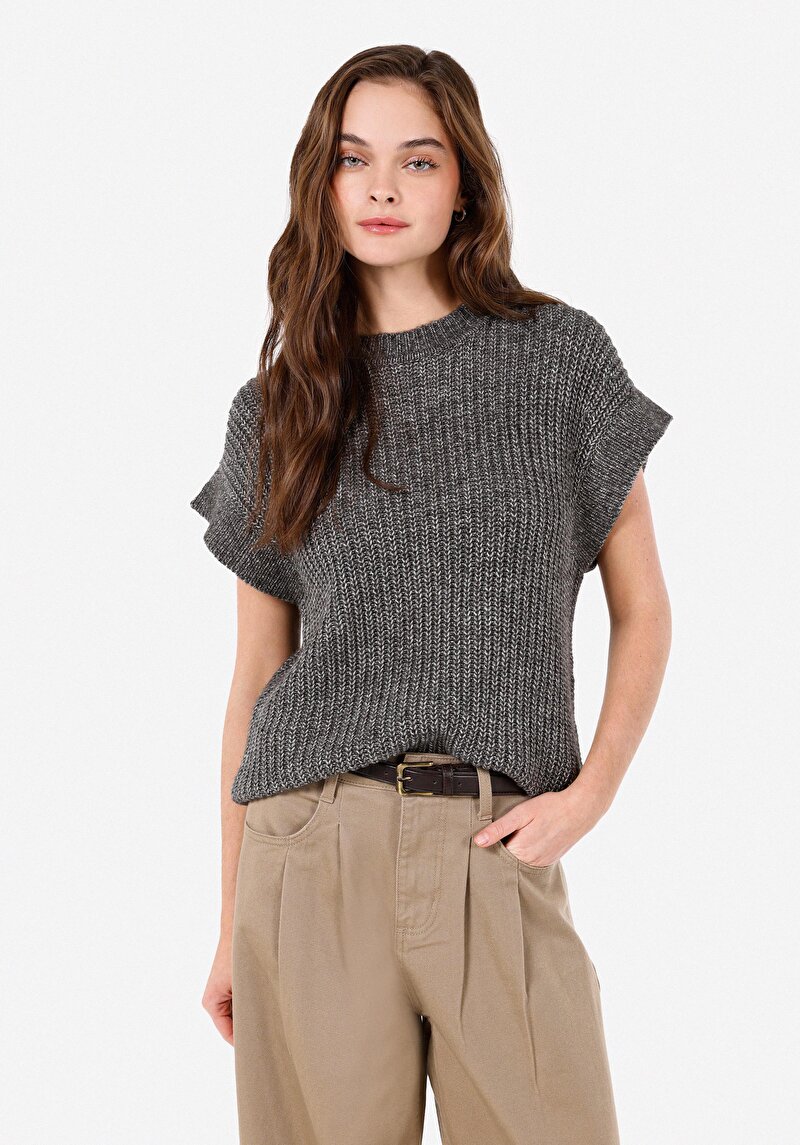 Изображение Женский серый свитер с круглым вырезом, стандартного кроя