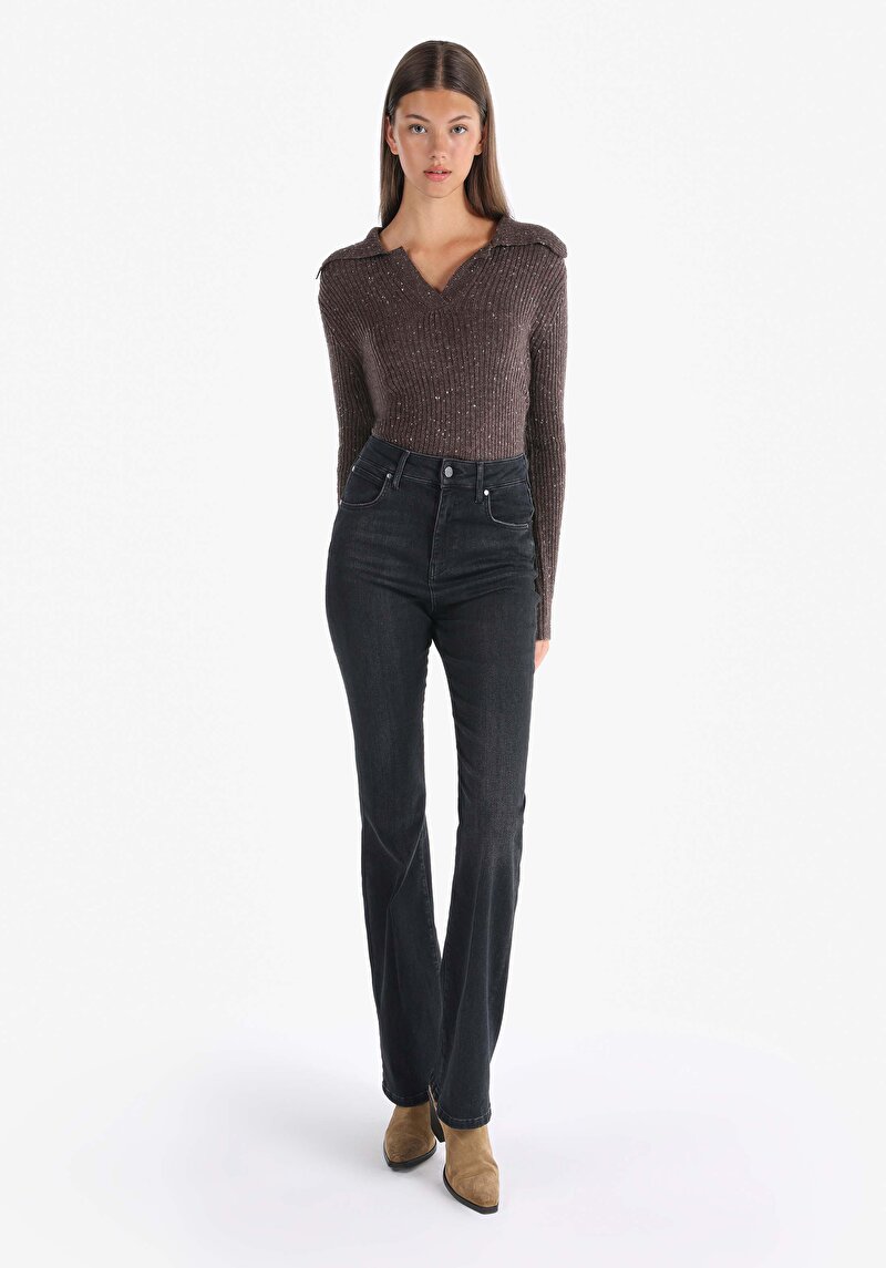 Изображение Женские джинсы цвета индиго стандартного кроя с высокой талией