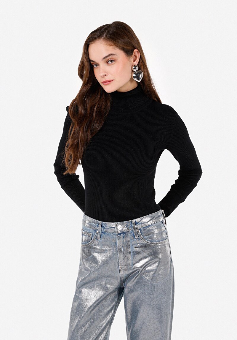 Изображение Женский чёрный свитер приталенного кроя