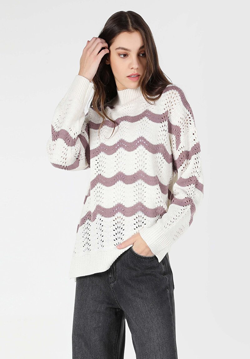 Изображение Женский белый свитер в полоску с воротником полуводолазка regular fit