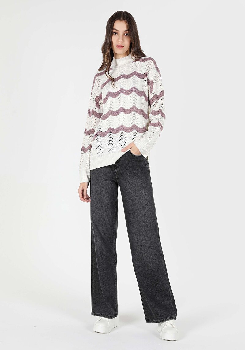 Показать информацию о Женский белый свитер в полоску с воротником полуводолазка regular fit