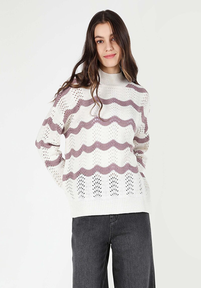 Показать информацию о Женский белый свитер в полоску с воротником полуводолазка regular fit