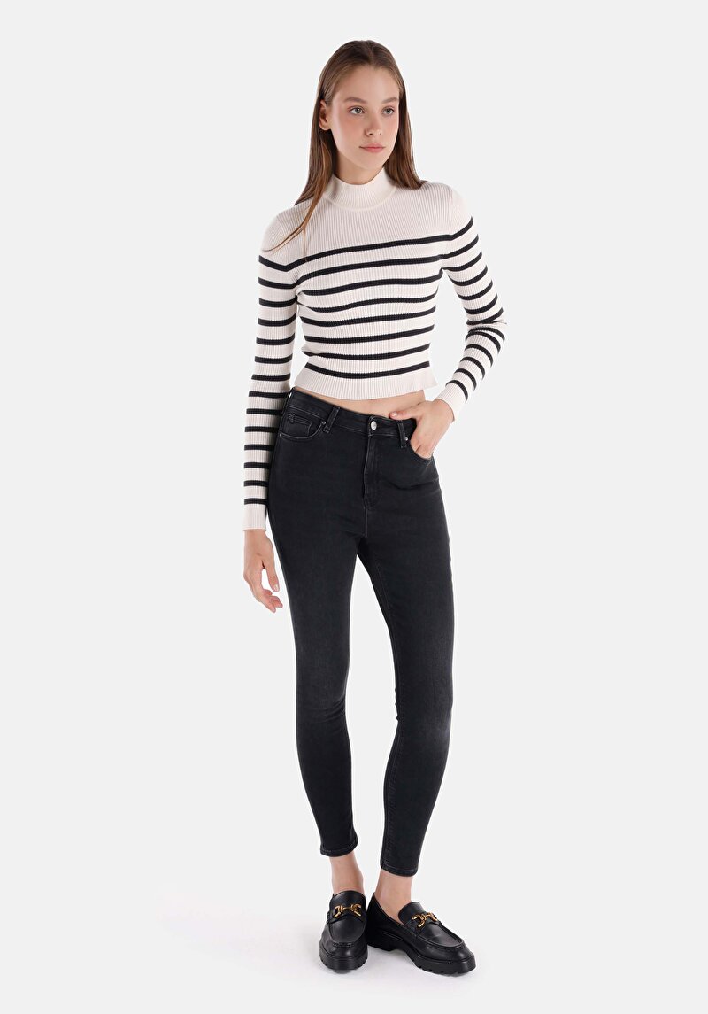 Изображение Женские узкие чёрные джинсы с высокой талией и зауженными штанинами