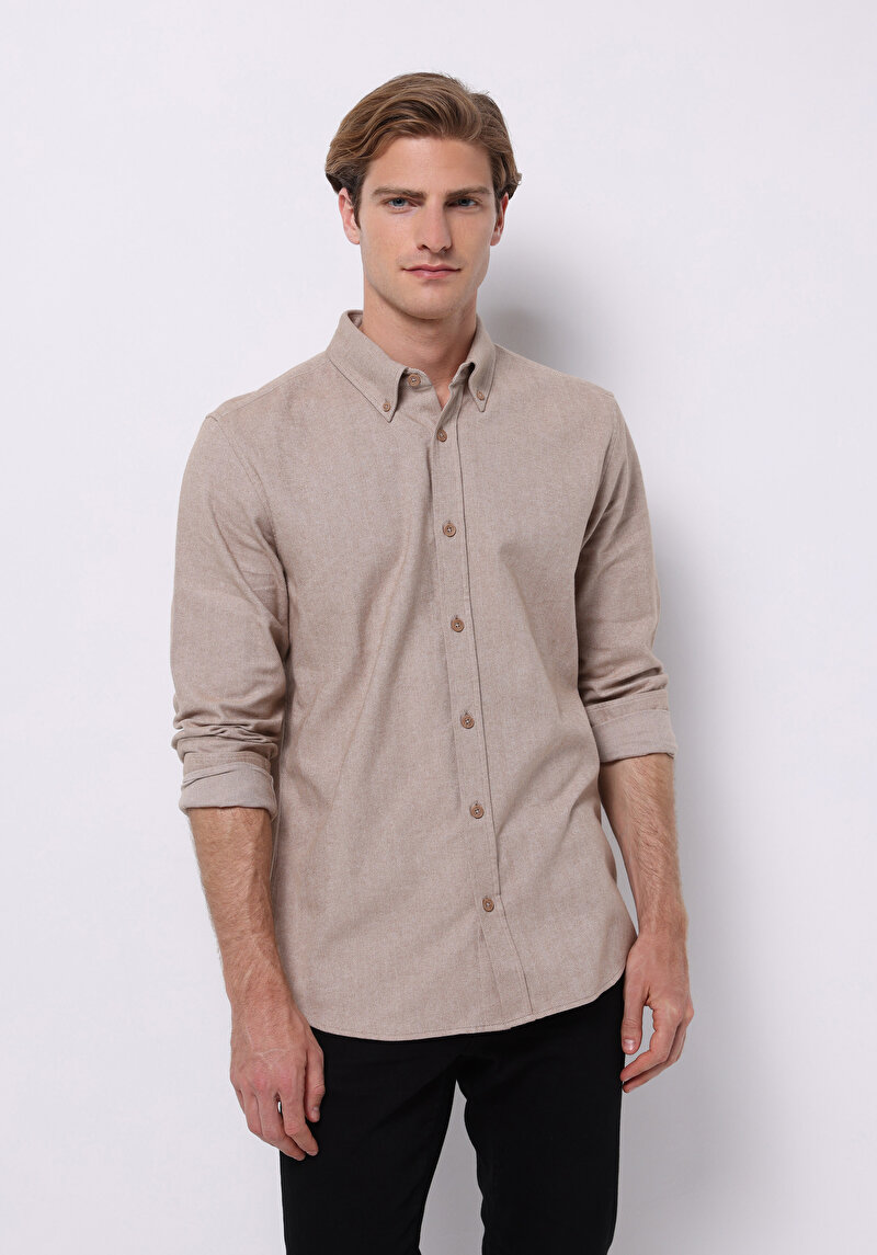 Изображение Мужская бежевая рубашка стандартного кроя с длинными рукавами