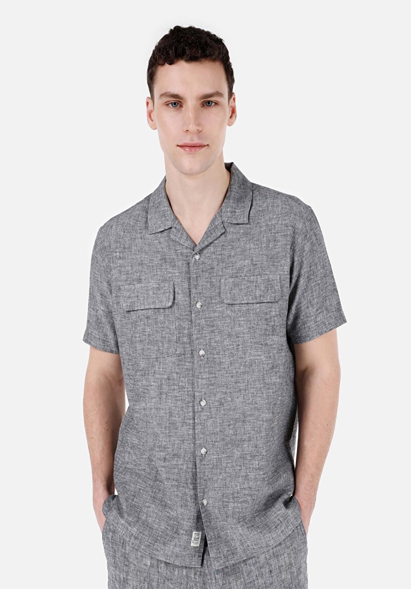 Изображение Мужская серая рубашка прямого кроя с короткими рукавами и комфортной посадкой
