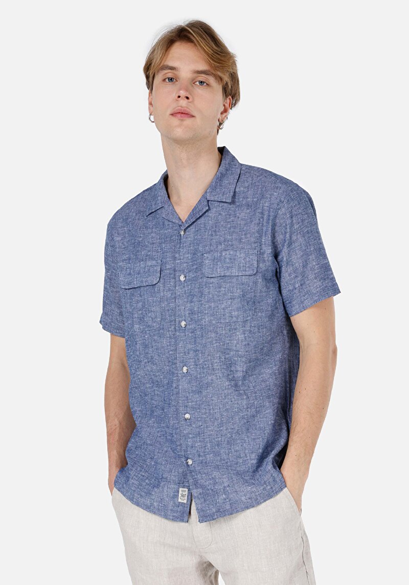 Изображение Мужская синяя рубашка прямого кроя с короткими рукавами и комфортной посадкой